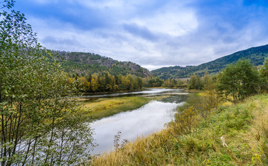 Widok na rzekę Hallingdalselva i szczyty górskie w okolicy Fla w regionie Buskerud w Norwegii © Dreamnordno