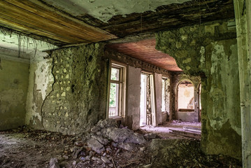 Old house in ruins, walls falling apart, creepy.