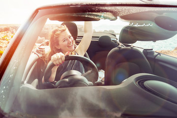 Frau in einem cabriolet auto im urlaub