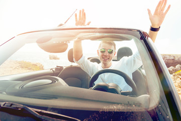 Mann in einem Cabriolet auto 