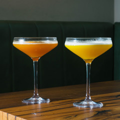 due coppe cocktail su un tavol
