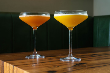 due cocktail in coppa su un tavolo
