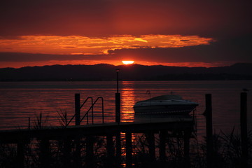 Fototapeta na wymiar Boot im Sonnenuntergang