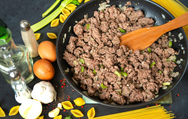 pan fried minced pork to Italian pasta, raw spaghetti, pasta, meat sauce to pasta, top view