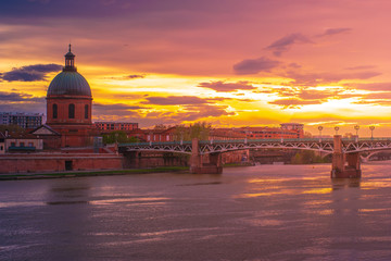 Obraz premium The dome of the Hopital de la Grave over the Garonne River in Toulouse