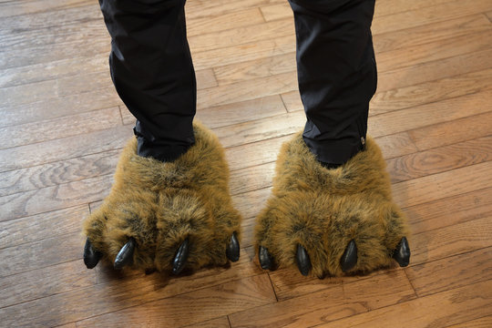 Big Foot - originelle Hausschuhe mit Krallen aus B&auml;renfall