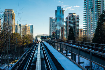 Linha de metro em Vancouver no inverno visto da janela do trem
