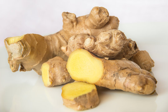 pezzi di zenzero su sfondo bianco