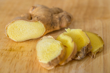 pezzi di zenzero su tagliere
