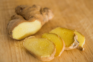 pezzi di zenzero su tagliere