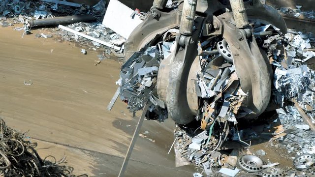Haufen von Altmetall und Ausr&uuml;stung f&uuml;r das Recycling, metall Deponie
