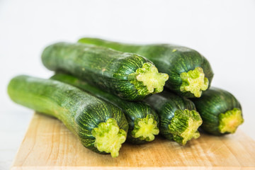 zucchine e fette di zucchine su piatto o tagliere