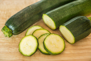 zucchine e fette di zucchine su piatto o tagliere