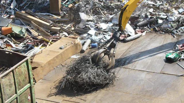 Haufen von Altmetall und Ausr&uuml;stung f&uuml;r das Recycling, metall Deponie