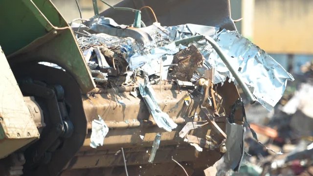 Haufen von Altmetall und Ausr&uuml;stung f&uuml;r das Recycling, metall Deponie