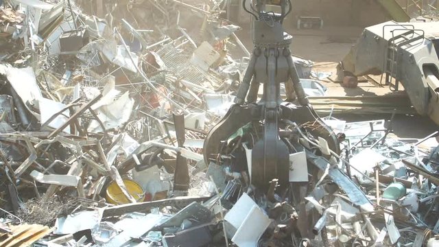 Haufen von Altmetall und Ausr&uuml;stung f&uuml;r das Recycling, metall Deponie