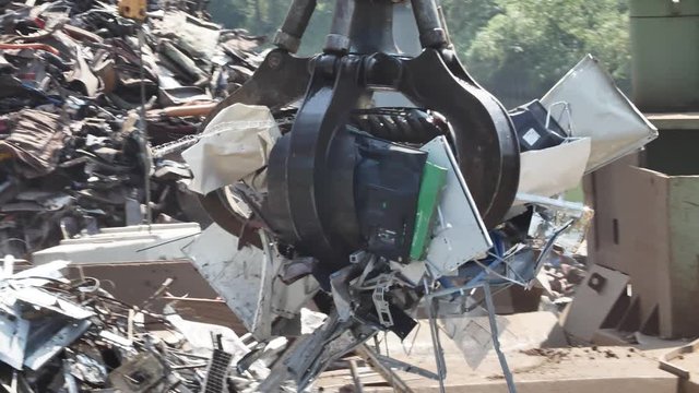Haufen von Altmetall und Ausr&uuml;stung f&uuml;r das Recycling, metall Deponie