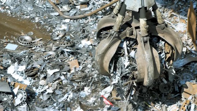 Haufen von Altmetall und Ausr&uuml;stung f&uuml;r das Recycling, metall Deponie