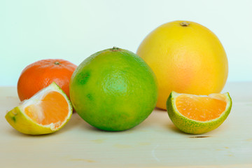 mapo, pompelmo e mandarino su tagliere