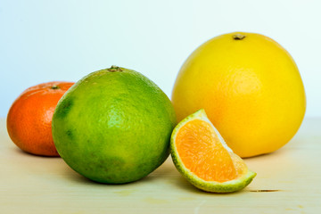 mapo, pompelmo e mandarino su tagliere