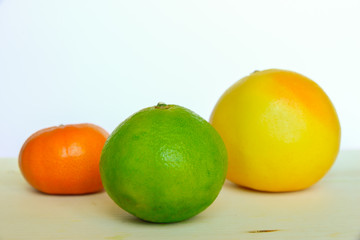 mapo, pompelmo e mandarino su tagliere