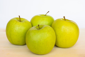 mele golde delicious su tagliere