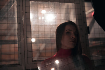 Frau in Rot und Schwarz