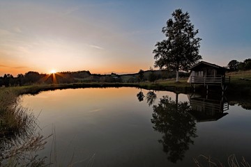 Sonnenuntergang an einem See in Niederbayern, Bayern, Deutschland