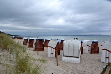 Verwaiste Strandkörbe an der Ostsee