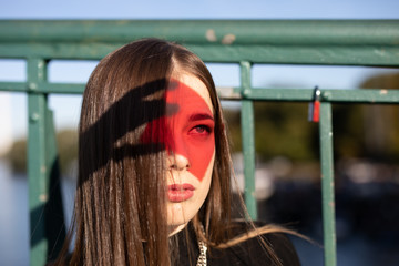 Frau in Rot