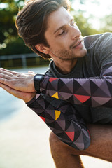Photo closeup of unshaven concentrated man doing yoga exercise