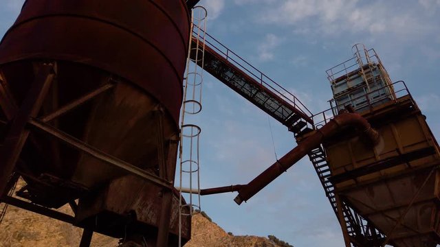 Vecchia industria abbandonata e arrugginita