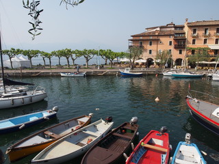 Fototapeta na wymiar Torri del Benaco – italienische Gemeinde an der Ostseite des Gardasees
