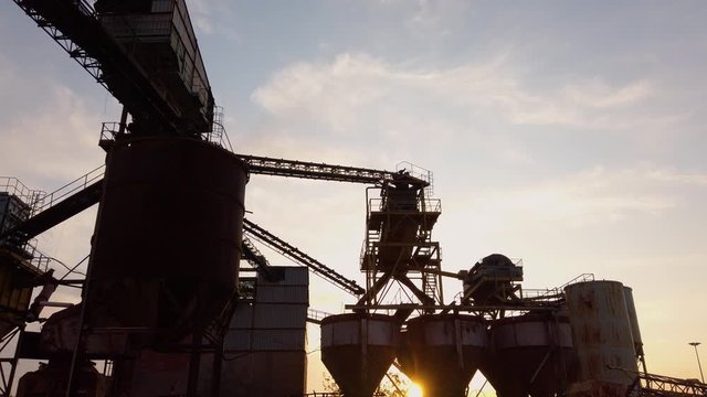Vecchia industria abbandonata e arrugginita
