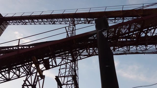 Vecchia industria abbandonata e arrugginita