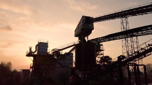 Vecchia industria abbandonata e arrugginita