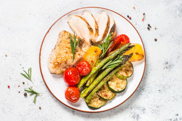 Chicken breast grilled with vegetables.