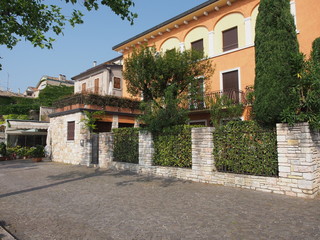 Fototapeta na wymiar Torri del Benaco – italienische Gemeinde an der Ostseite des Gardasees