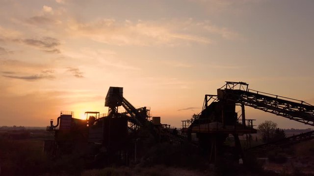 Vecchia industria abbandonata e arrugginita