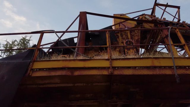 Vecchia industria abbandonata e arrugginita