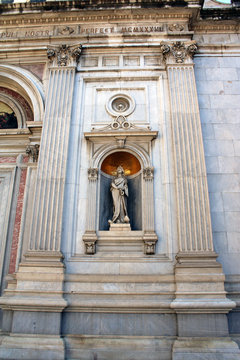 Facciata marmorea e statua sacra