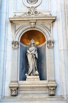 Nicchia dorata con statua in marmo bianco