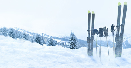 Skier stehen im Schnee