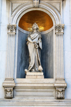 Facciata e statua in marmo bianco