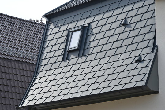  Mit Aluminium-Schindeln neu eingedecktes Dach mit Dachfenster