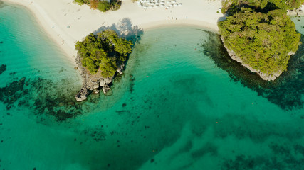 Tropische Lagune mit türkisfarbenem Wasser und weißem Sandstrand Boracay, Philippinen. Weißer Strand mit Touristen und Hotels. Tropischer weißer Strand mit Segelboot.