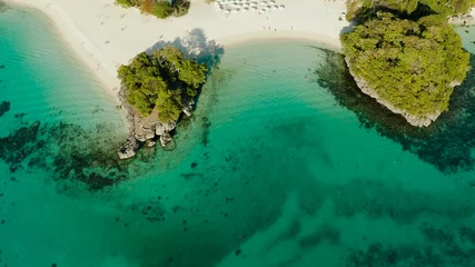 Fotobehang Boracay Wit Strand Tropische lagune met turkoois water en wit zandstrand Boracay, Filippijnen. Wit strand met toeristen en hotels. Tropisch wit strand met zeilboot.