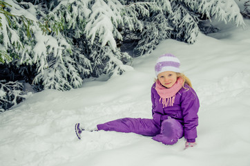 Fototapeta na wymiar charming child in winter nature