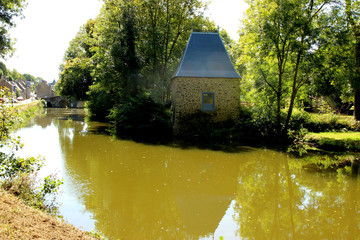 moulin au bord de l'eau