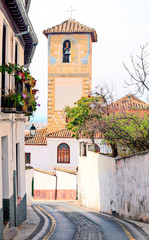 Fototapeta na wymiar Sloping street in the spanish city of Granada in a sunny day
